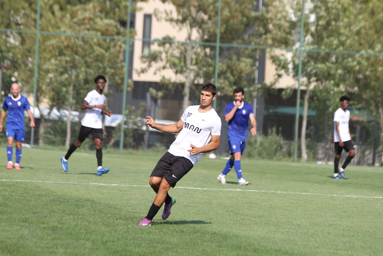 A moment from the VAUNE and Sarıyerspor match