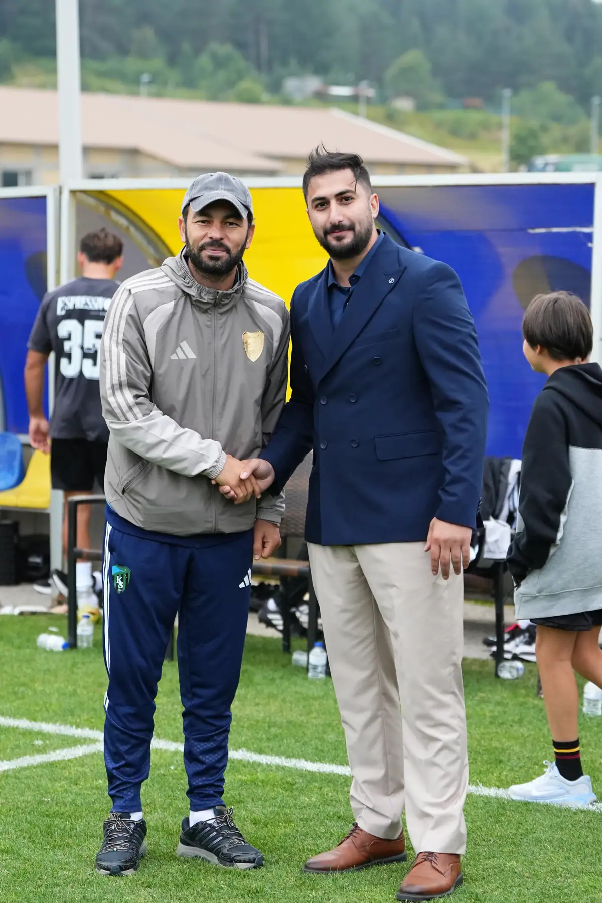 Selçuk İnan and a Vaune representative together at the Kocaelispor match