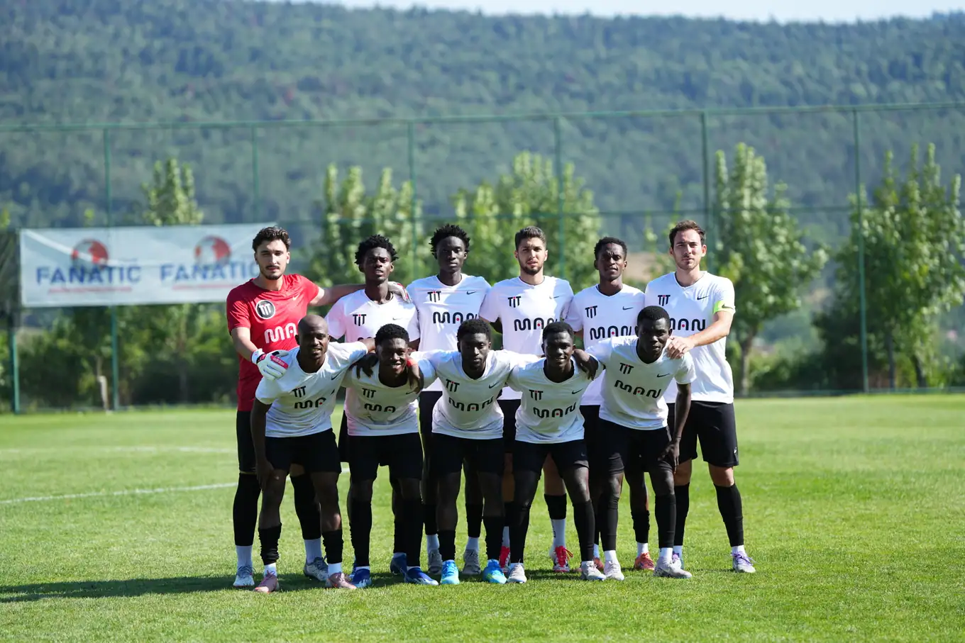 Vaune team posing together on the pitch for the Muğlaspor match