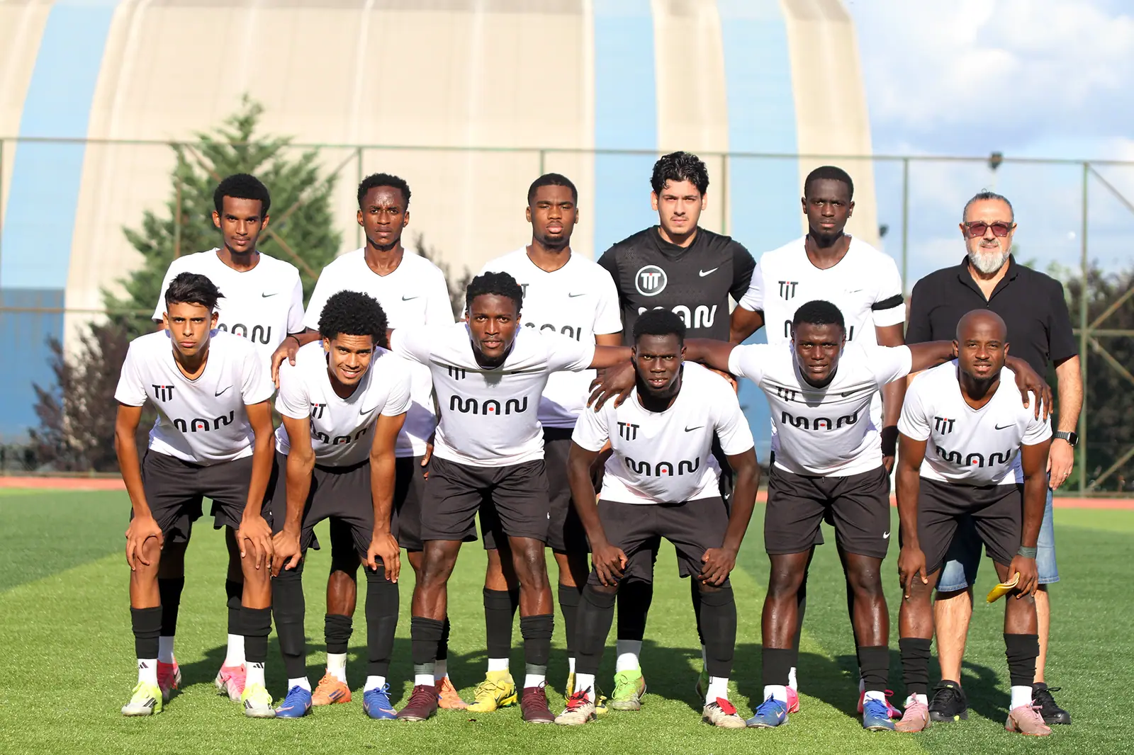 Vaune players posing together before the Pendik match