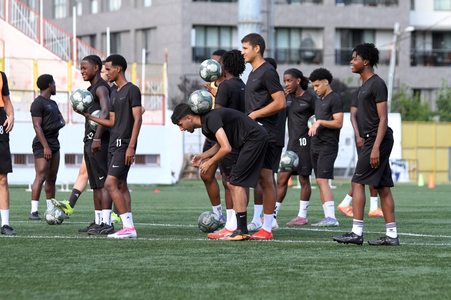 Vaune players training together on the pitch